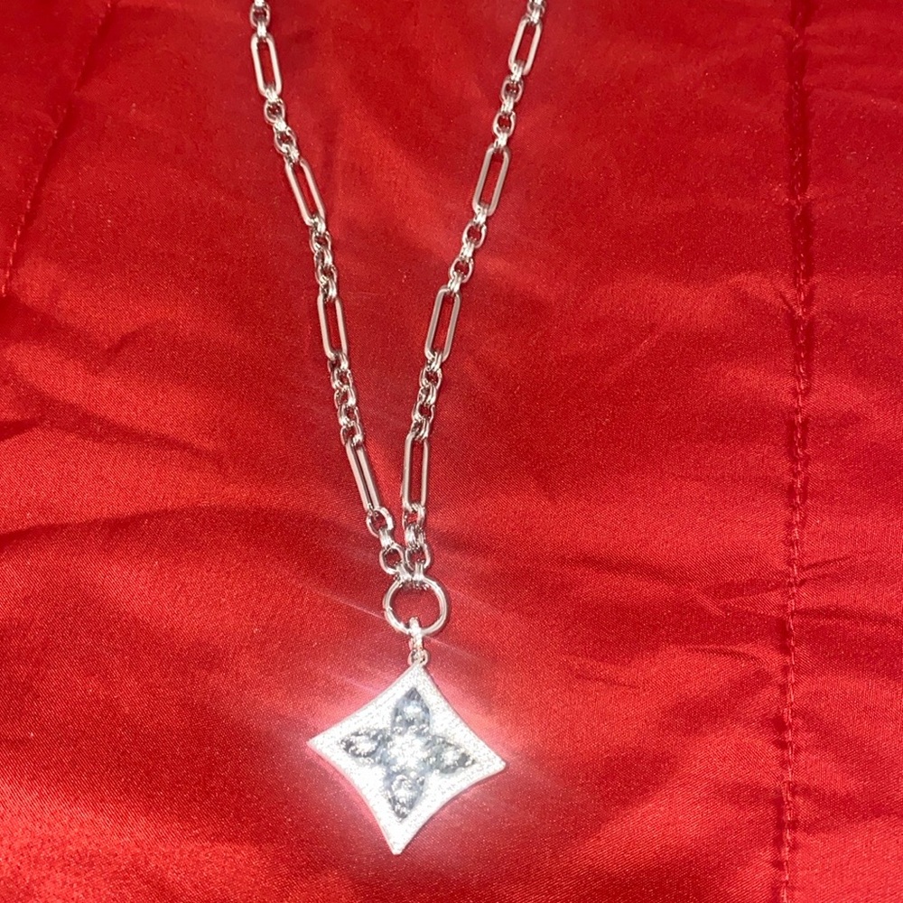 Necklace with beautiful pendant New unworn